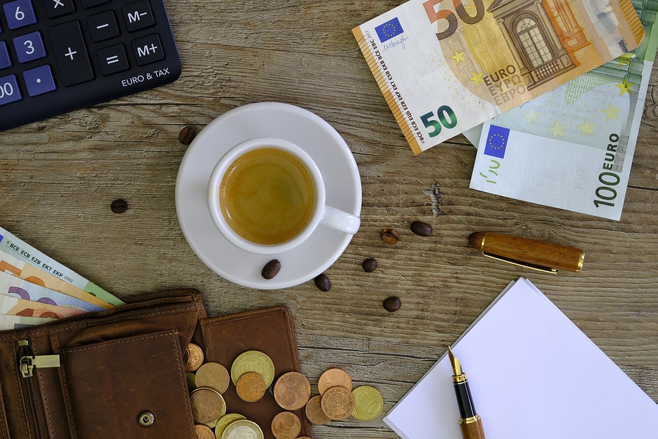 peníze na stole