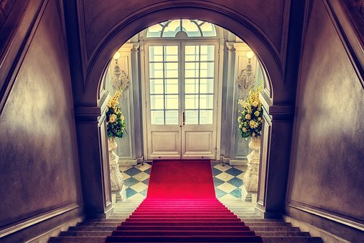 schodiště červený koberec